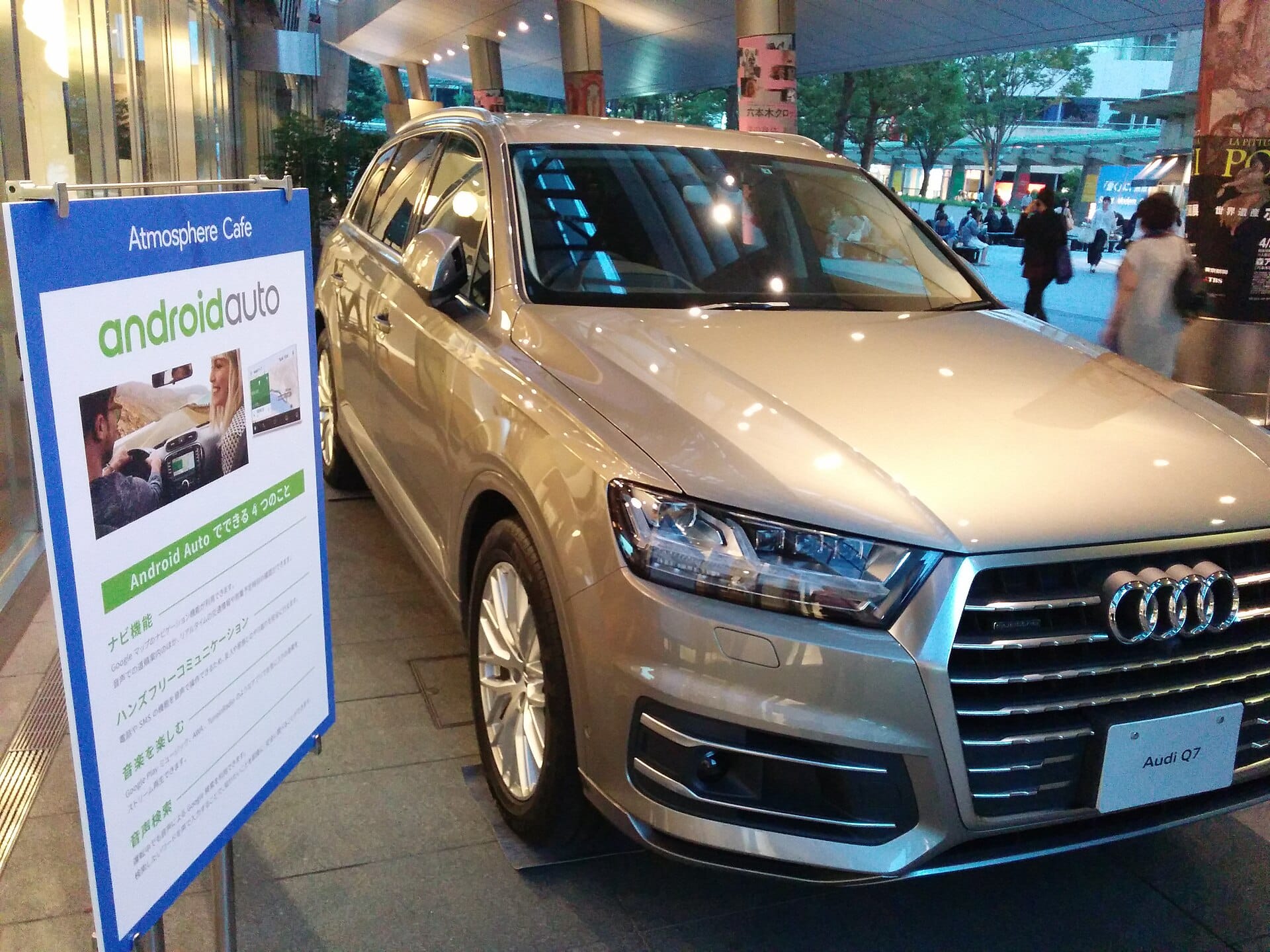 Audi Q7 esposta con un cartello pubblicitario di Android Auto