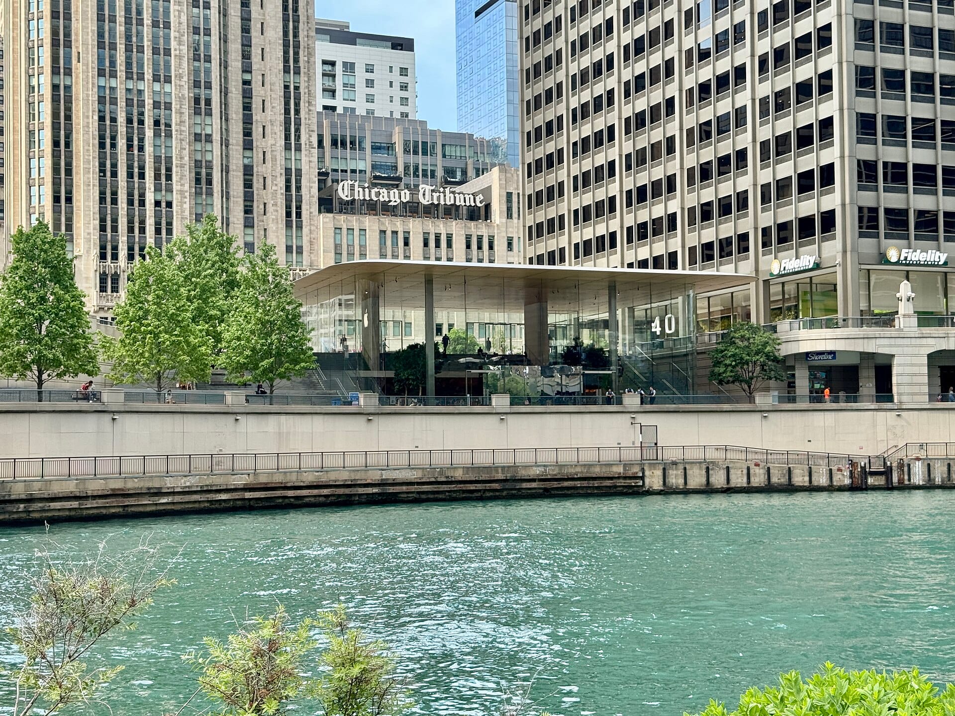 L’Apple Store di Michigan Avenue a Chicago visto dal fiume