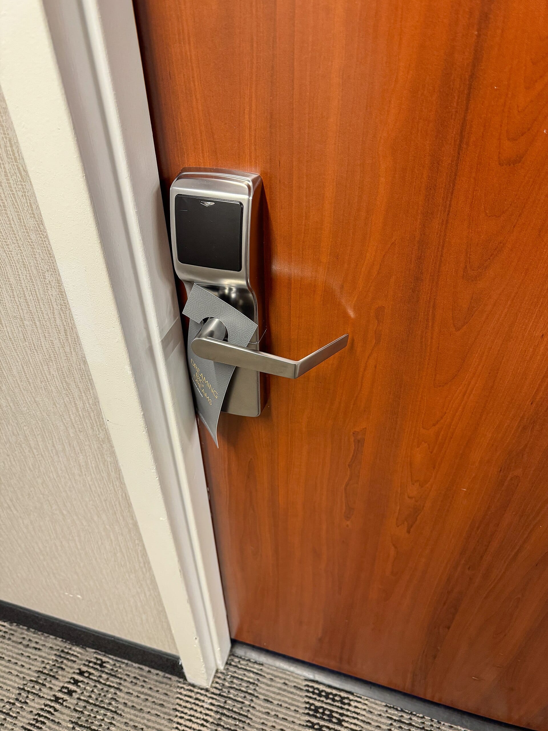 Targhetta Do Not Disturb appesa alla maniglia di una porta d’albergo