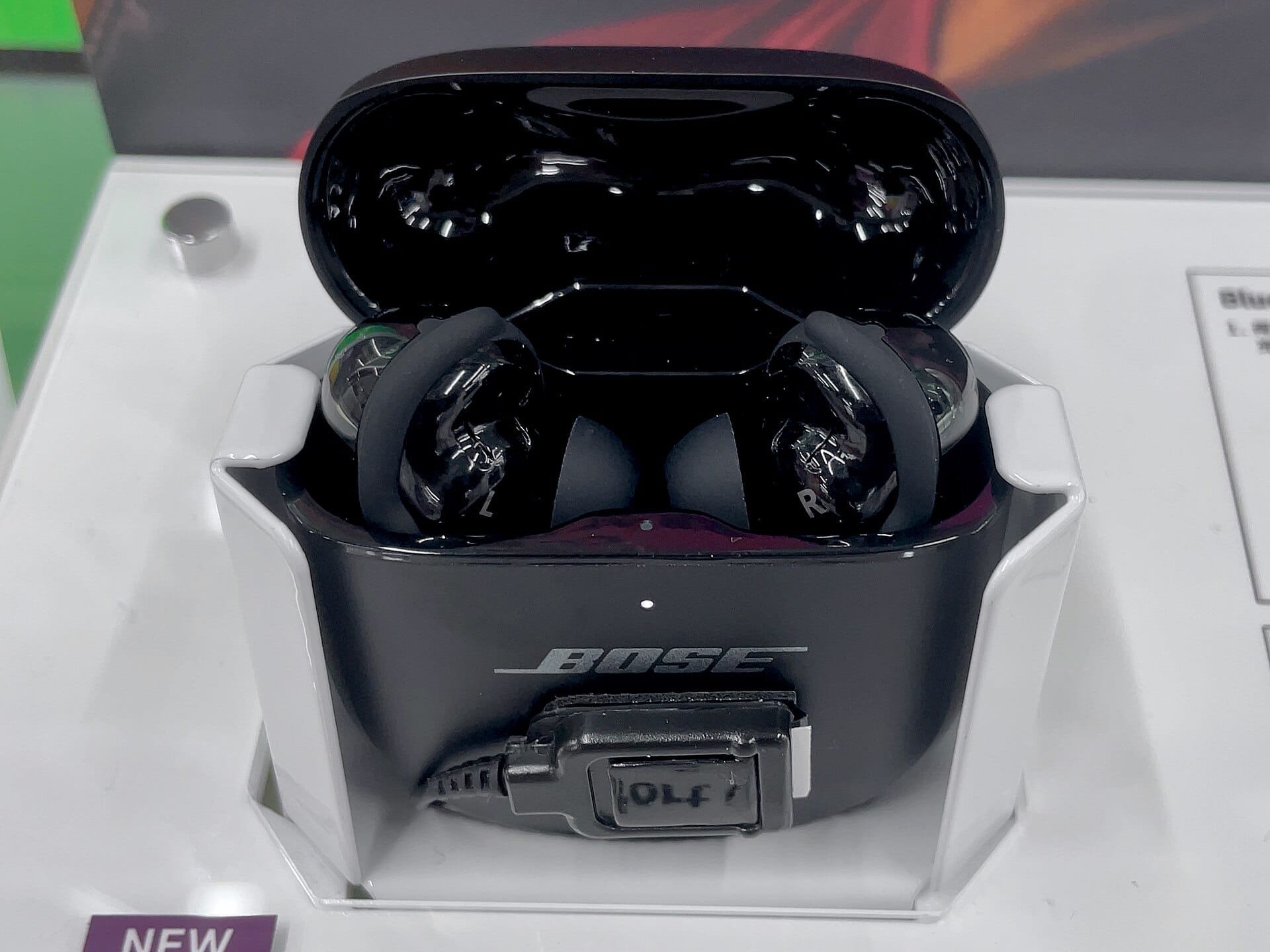 I Bose QuietComfort Ultra Earbuds con la custodia di ricarica