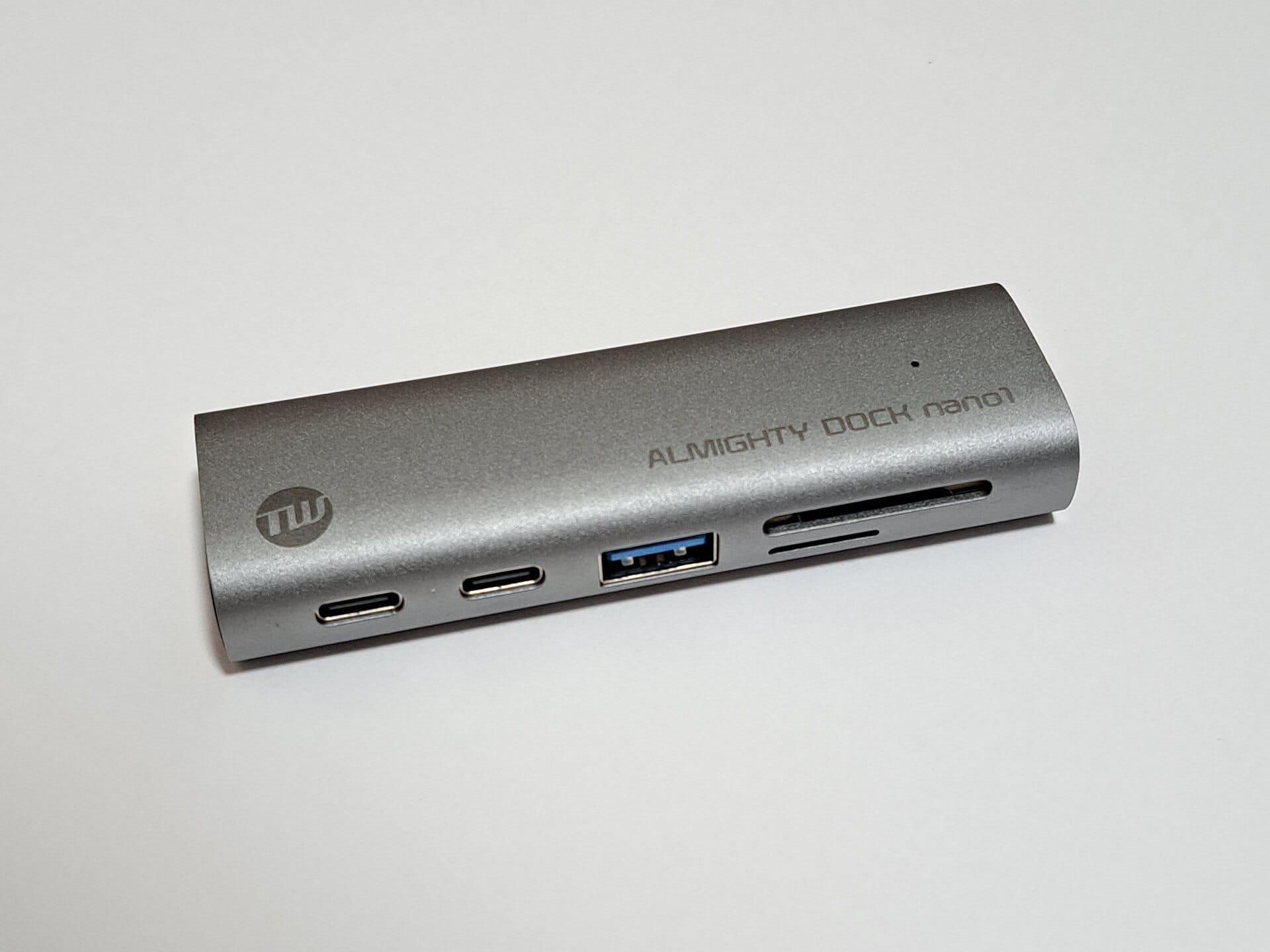 Hub dock in metallo con porte USB-C, USB-A e lettore di schede di memoria