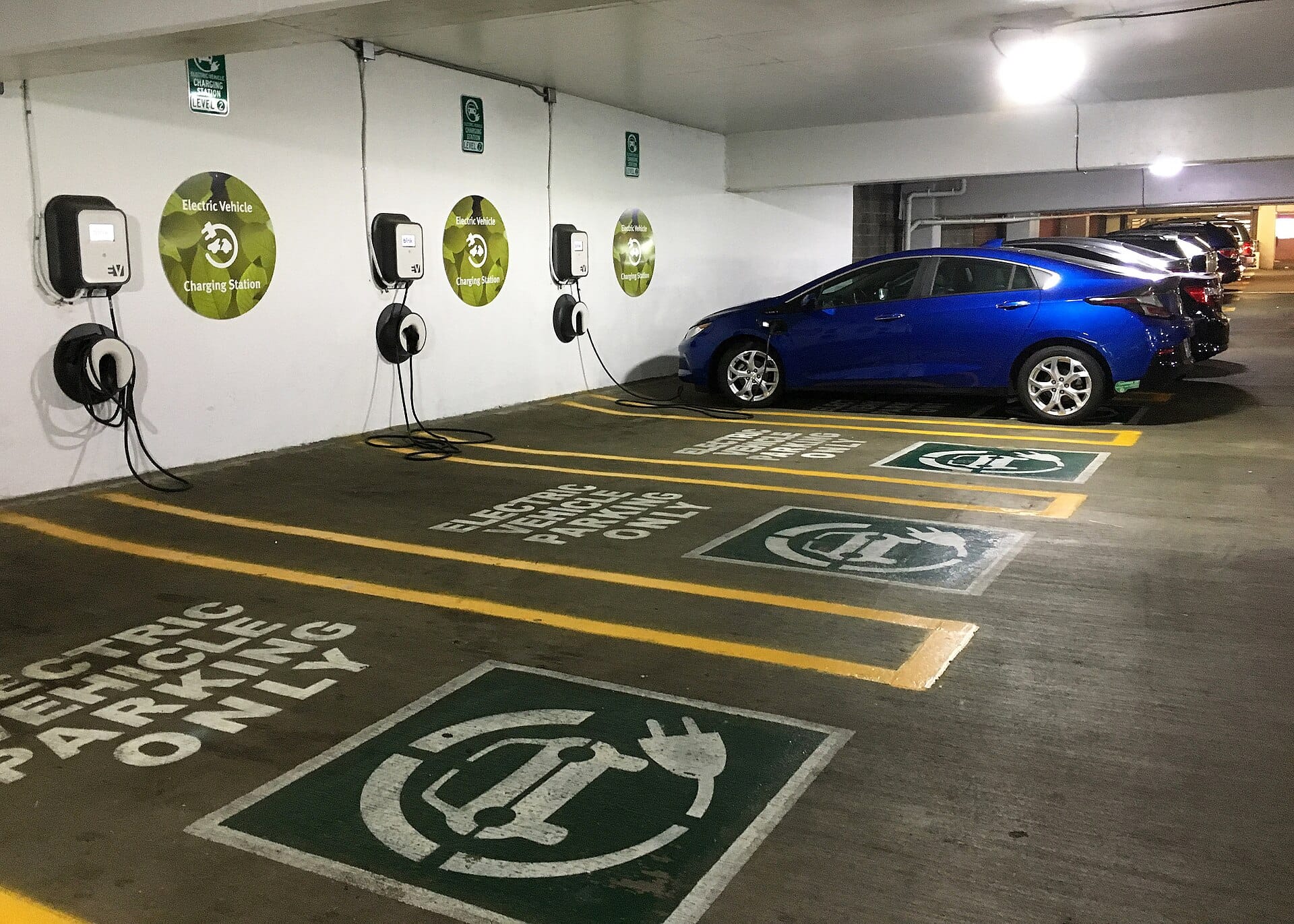 Stazioni di ricarica per auto elettriche in un parcheggio sotterraneo