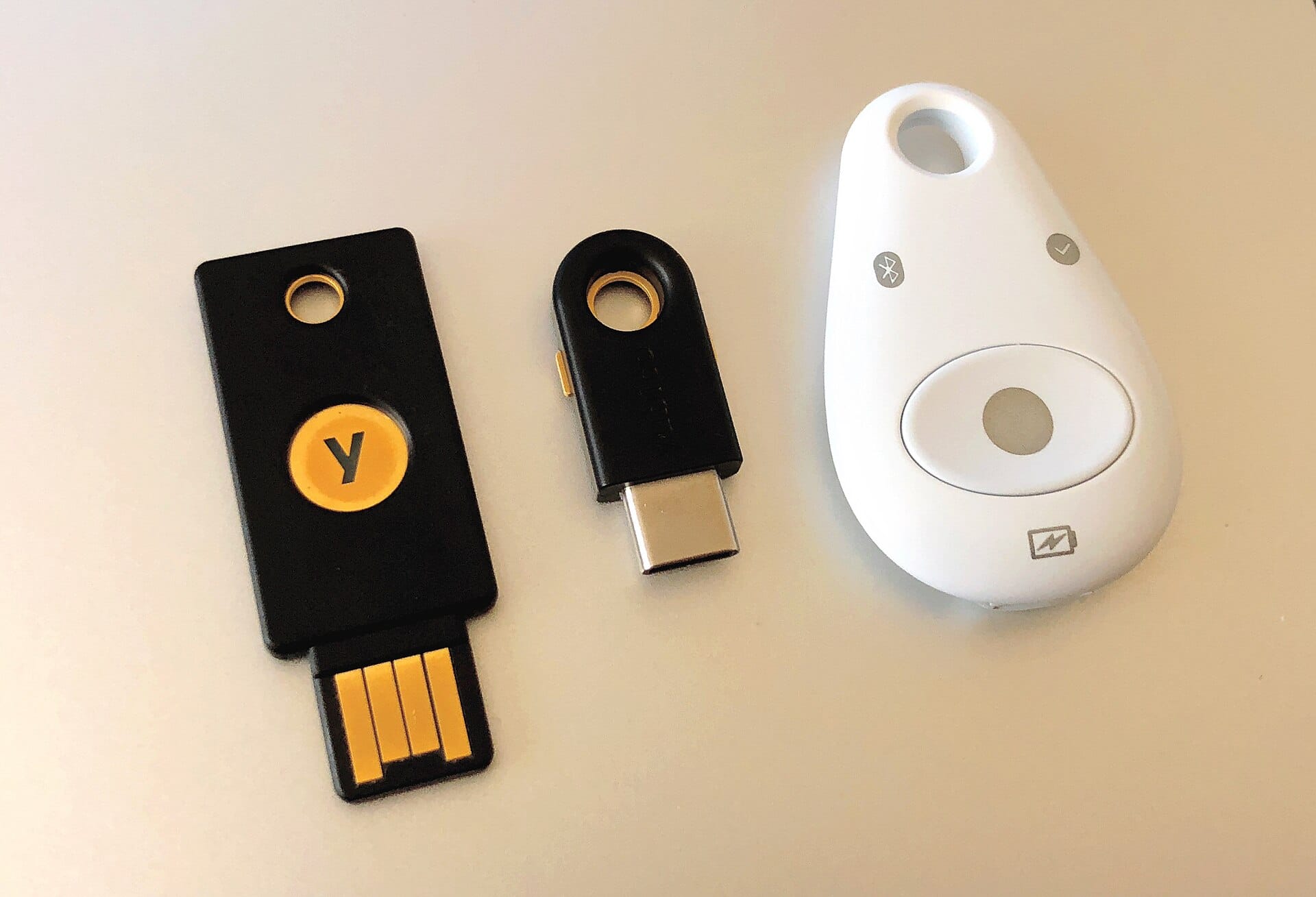 Chiavi di sicurezza hardware FIDO2 e U2F (YubiKey e Feitian)