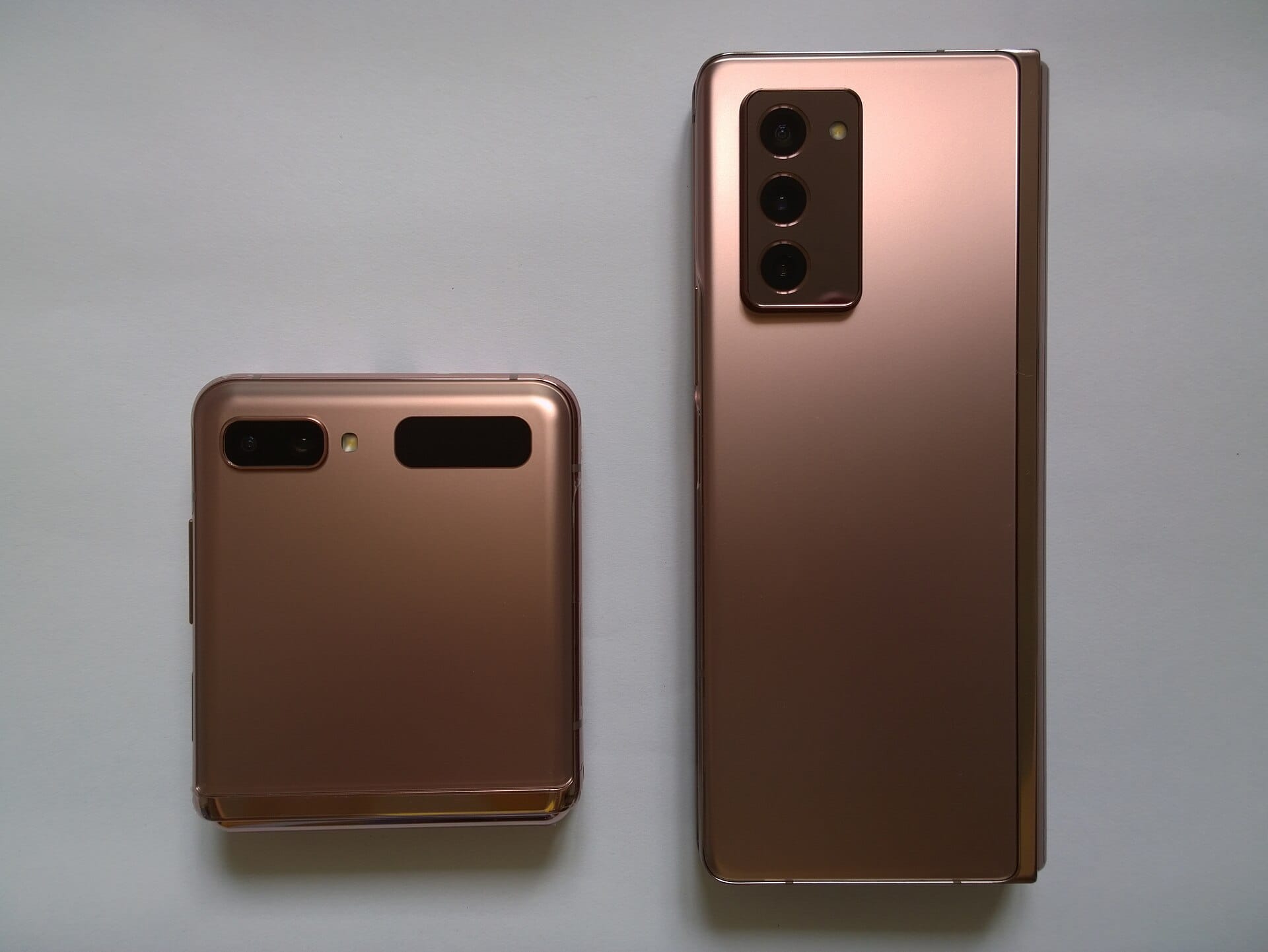 Samsung Galaxy Z Flip e Galaxy Z Fold pieghevoli chiusi, in colorazione bronzo