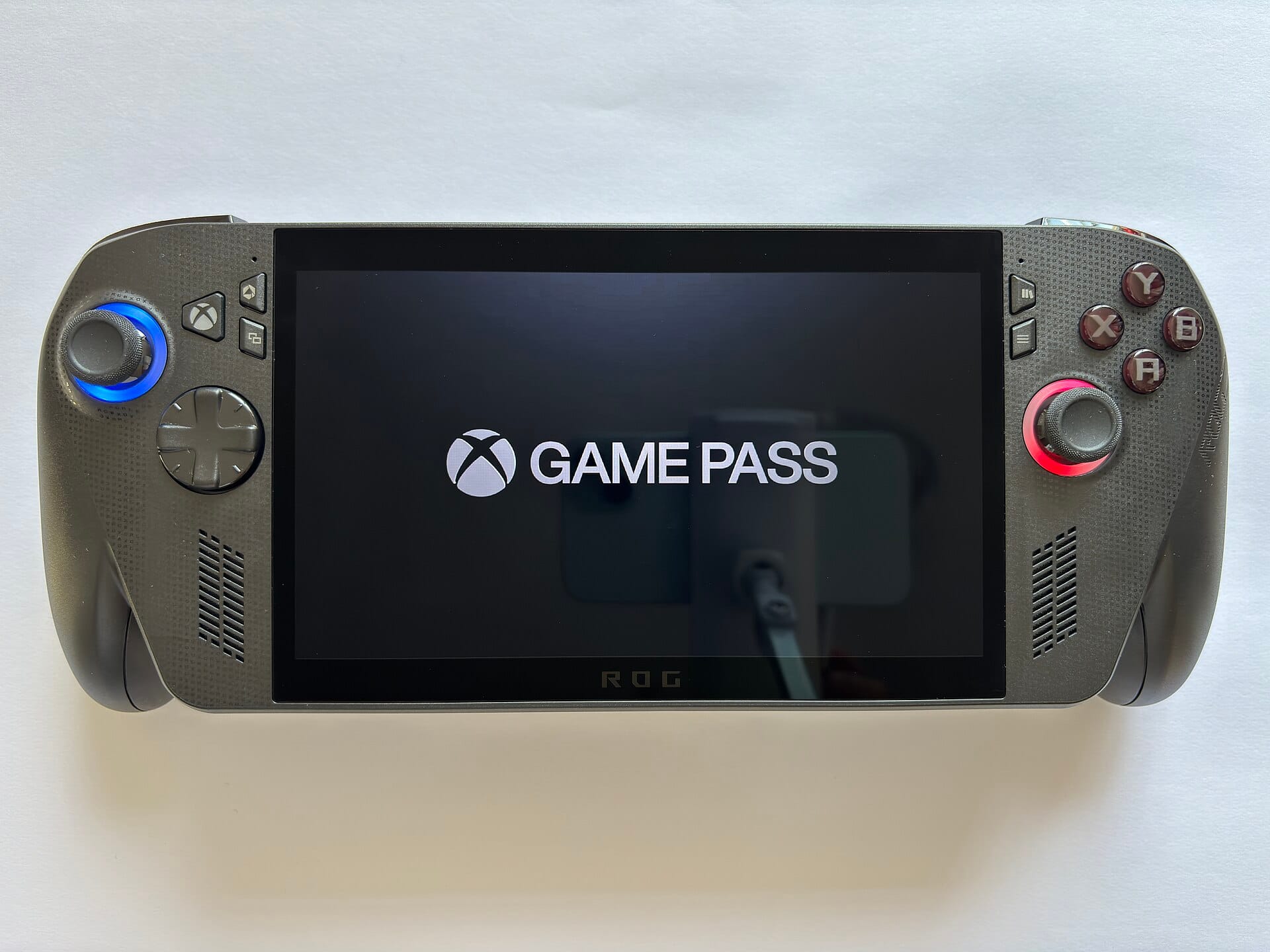 Il logo Xbox Game Pass su una console portatile ROG Ally