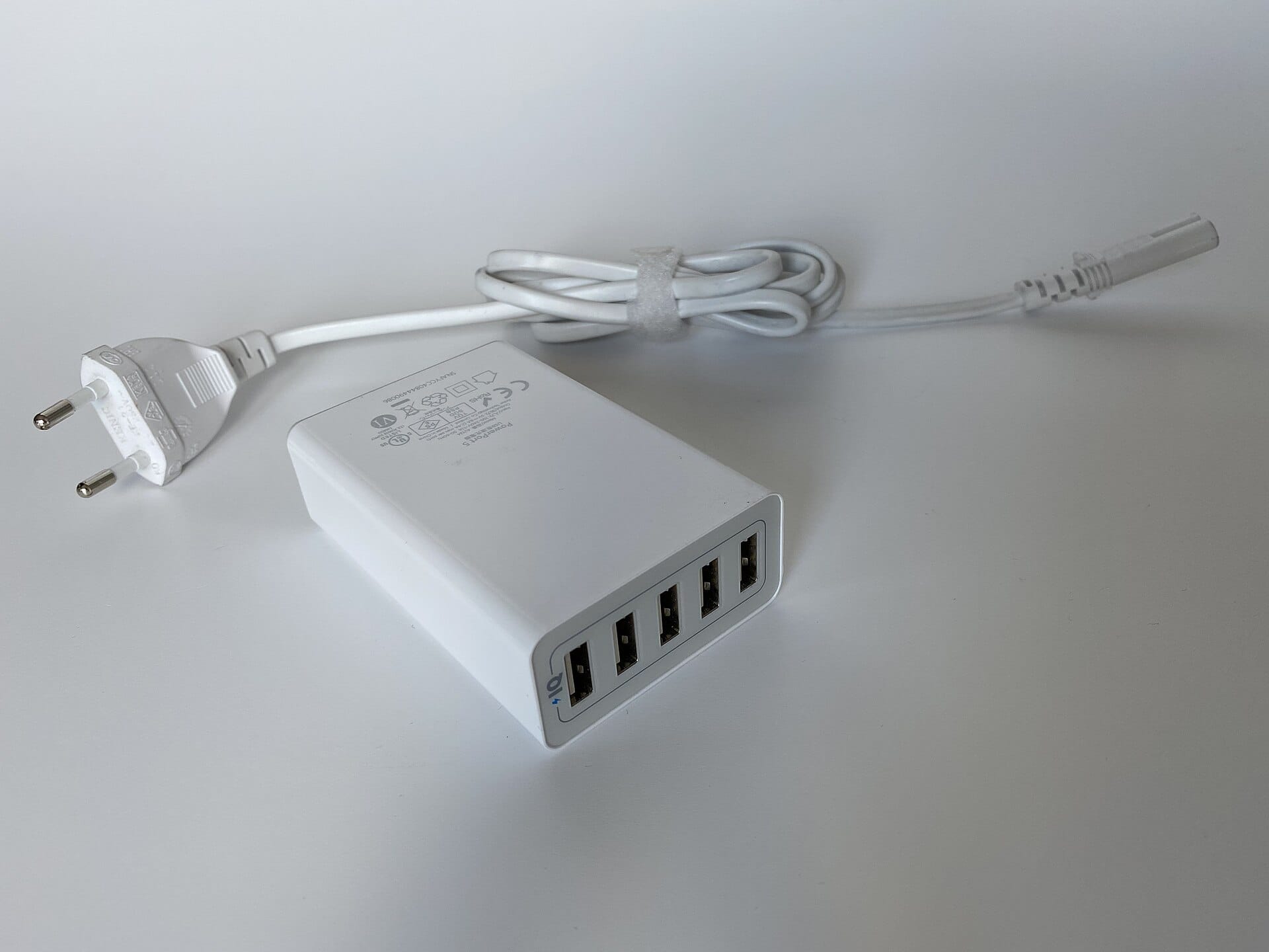 Caricabatterie Anker da tavolo con cinque porte USB