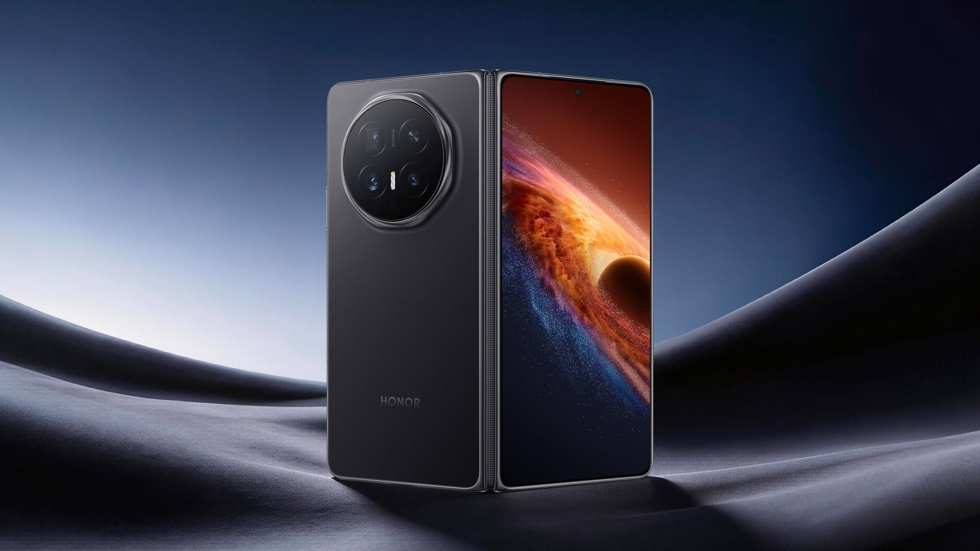 Honor Magic V6 nero mostrato aperto, con il grande modulo fotocamera circolare sul retro e lo schermo interno accesso