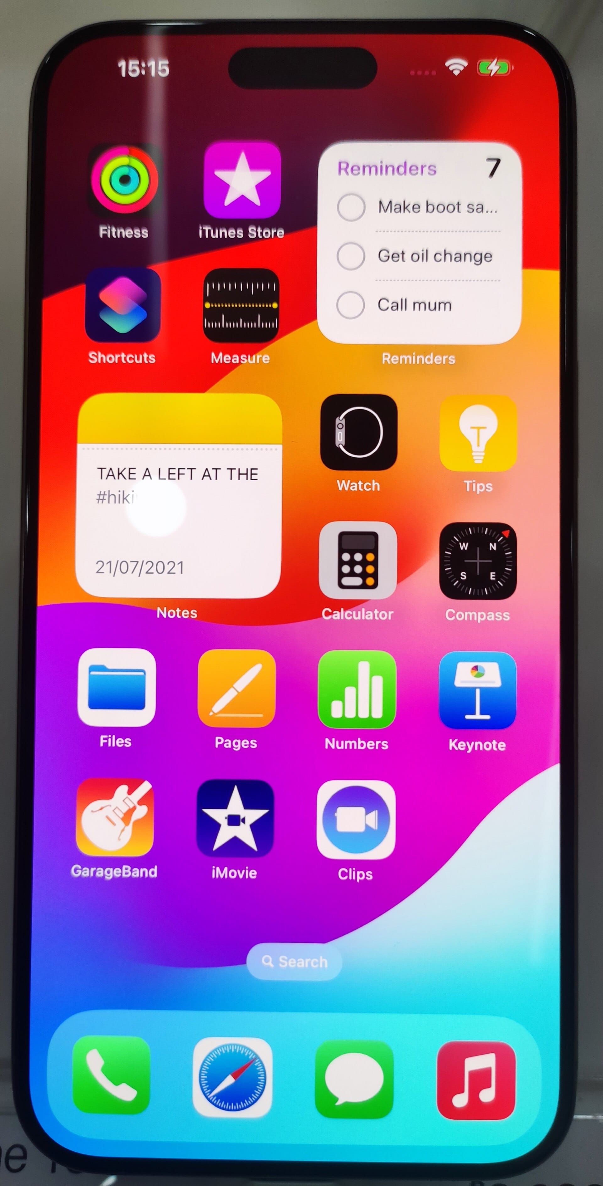 iPhone 15 Pro Max con la schermata Home, l’app Messaggi visibile nel dock