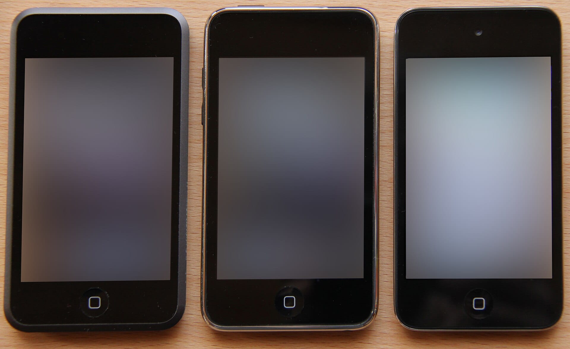 Tre generazioni di iPod touch confrontate su un tavolo di legno