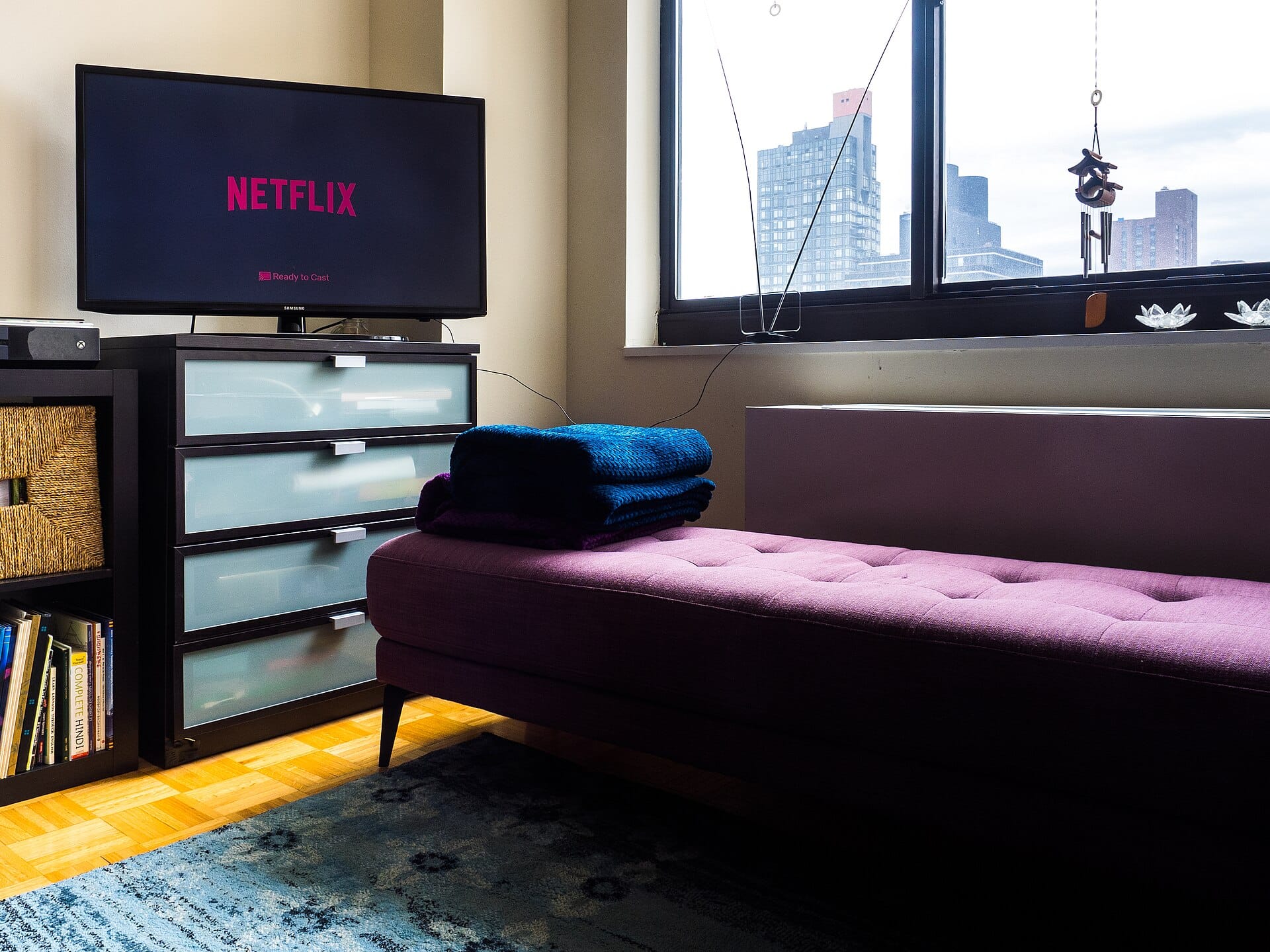 Il logo Netflix su un televisore in salotto