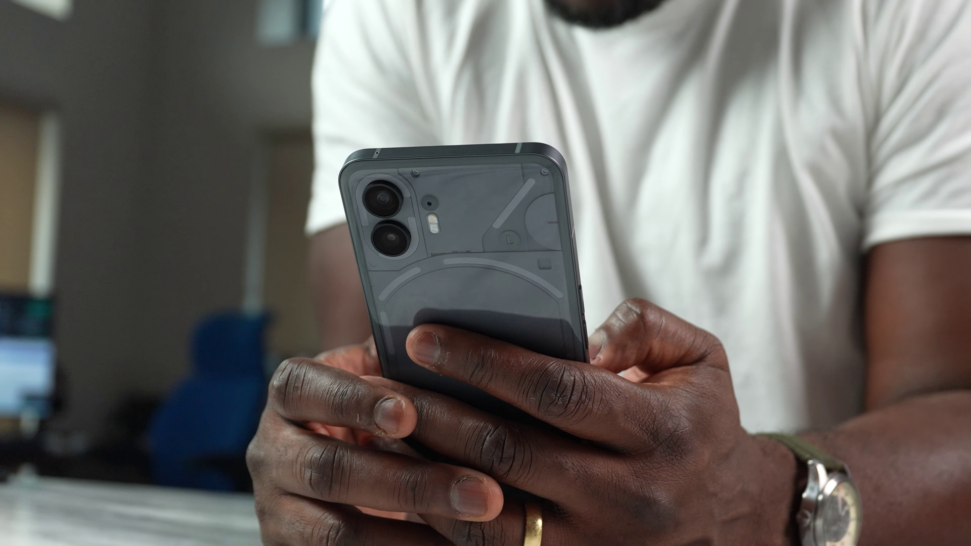 Il retro trasparente con l'interfaccia Glyph del Nothing Phone (2)