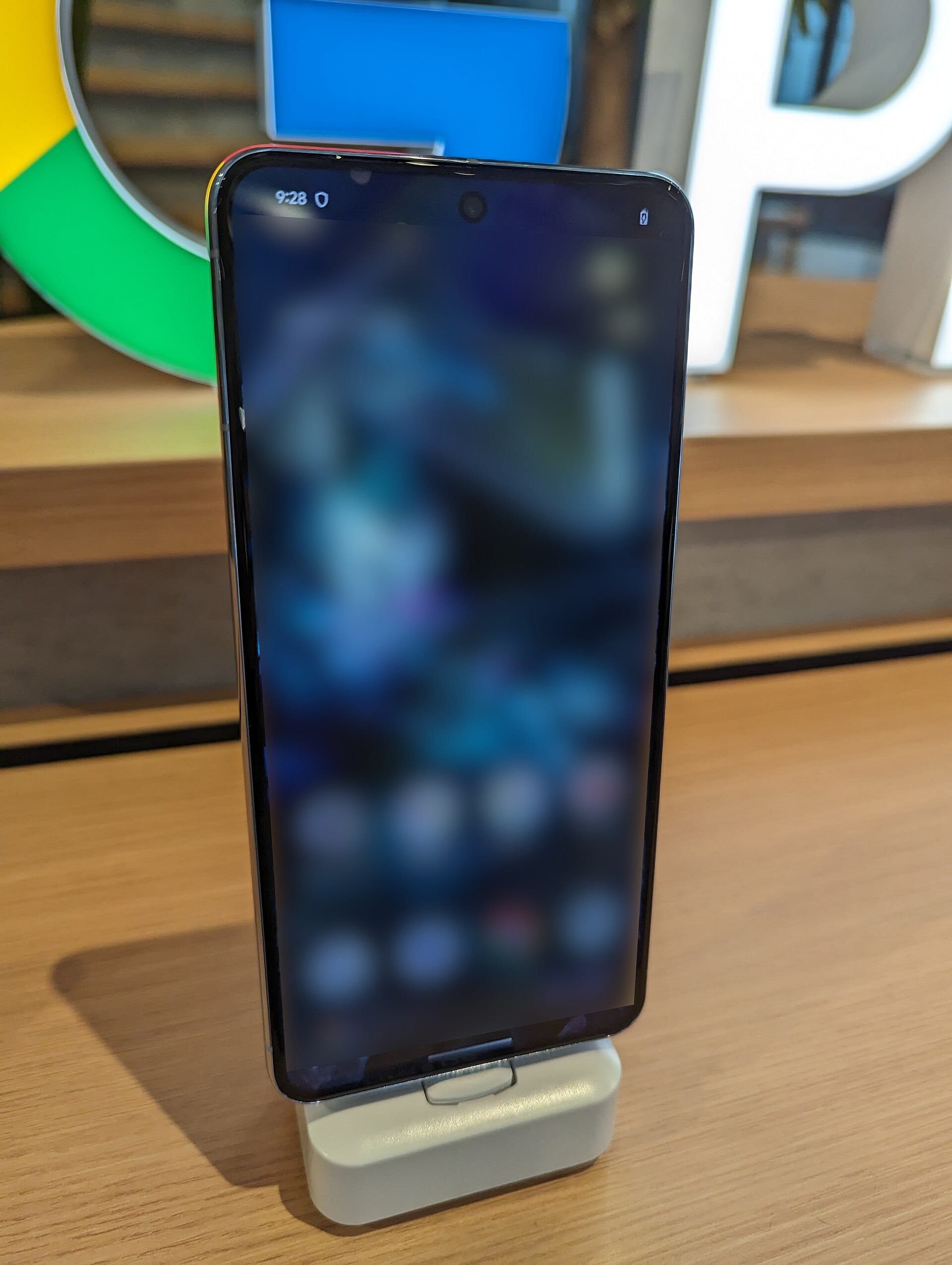 Smartphone Google Pixel 8 Pro esposto in un negozio Google