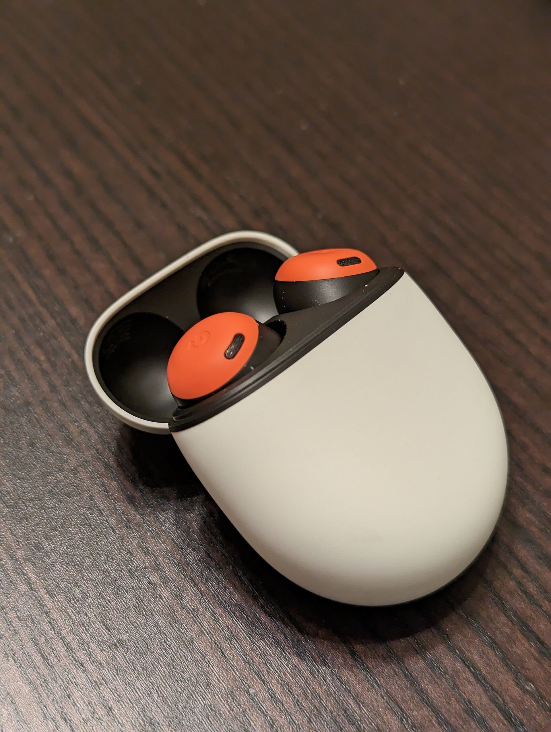 Google Pixel Buds Pro nella colorazione arancione, con la custodia aperta