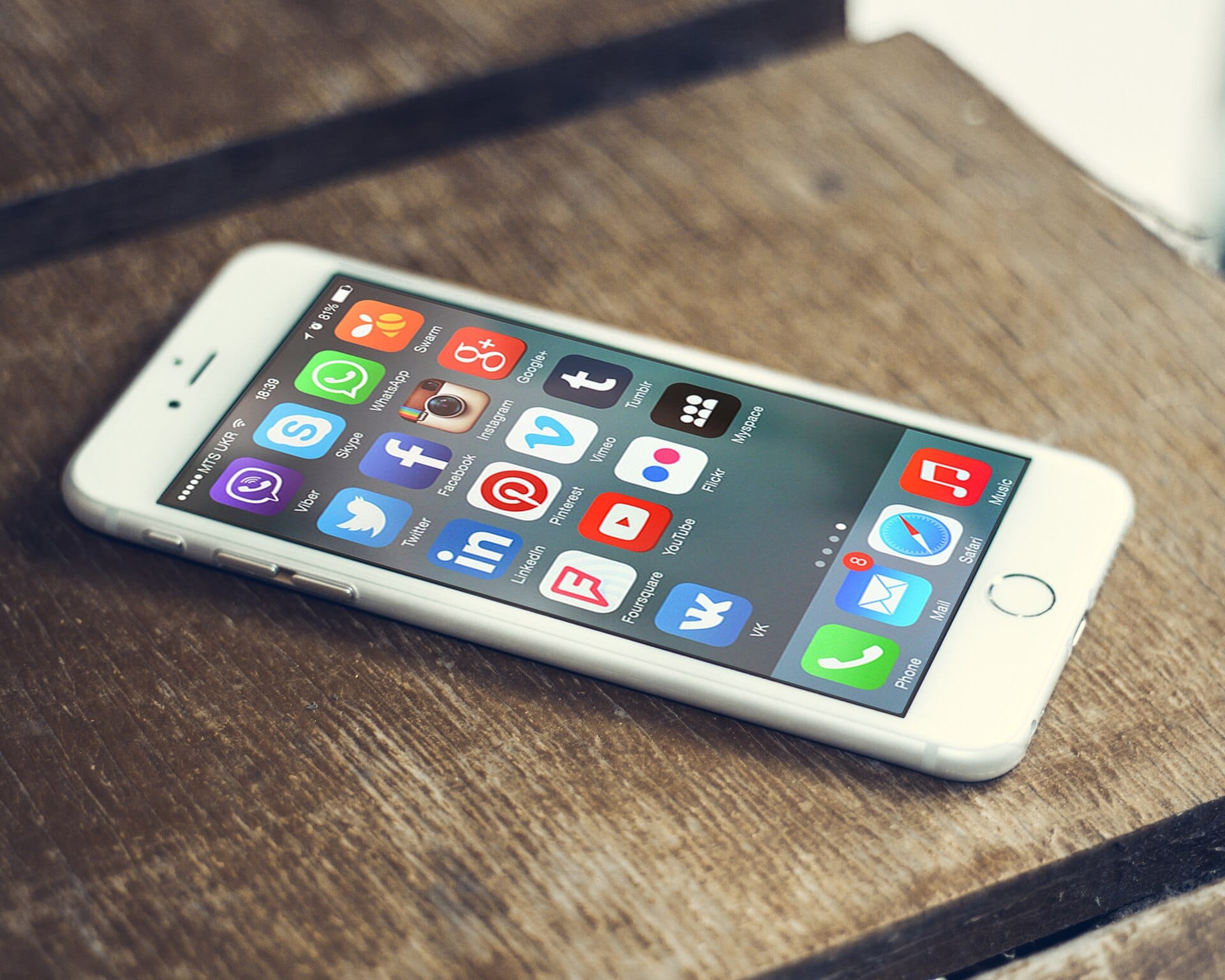 Icone di app social e di messaggistica sullo schermo di uno smartphone