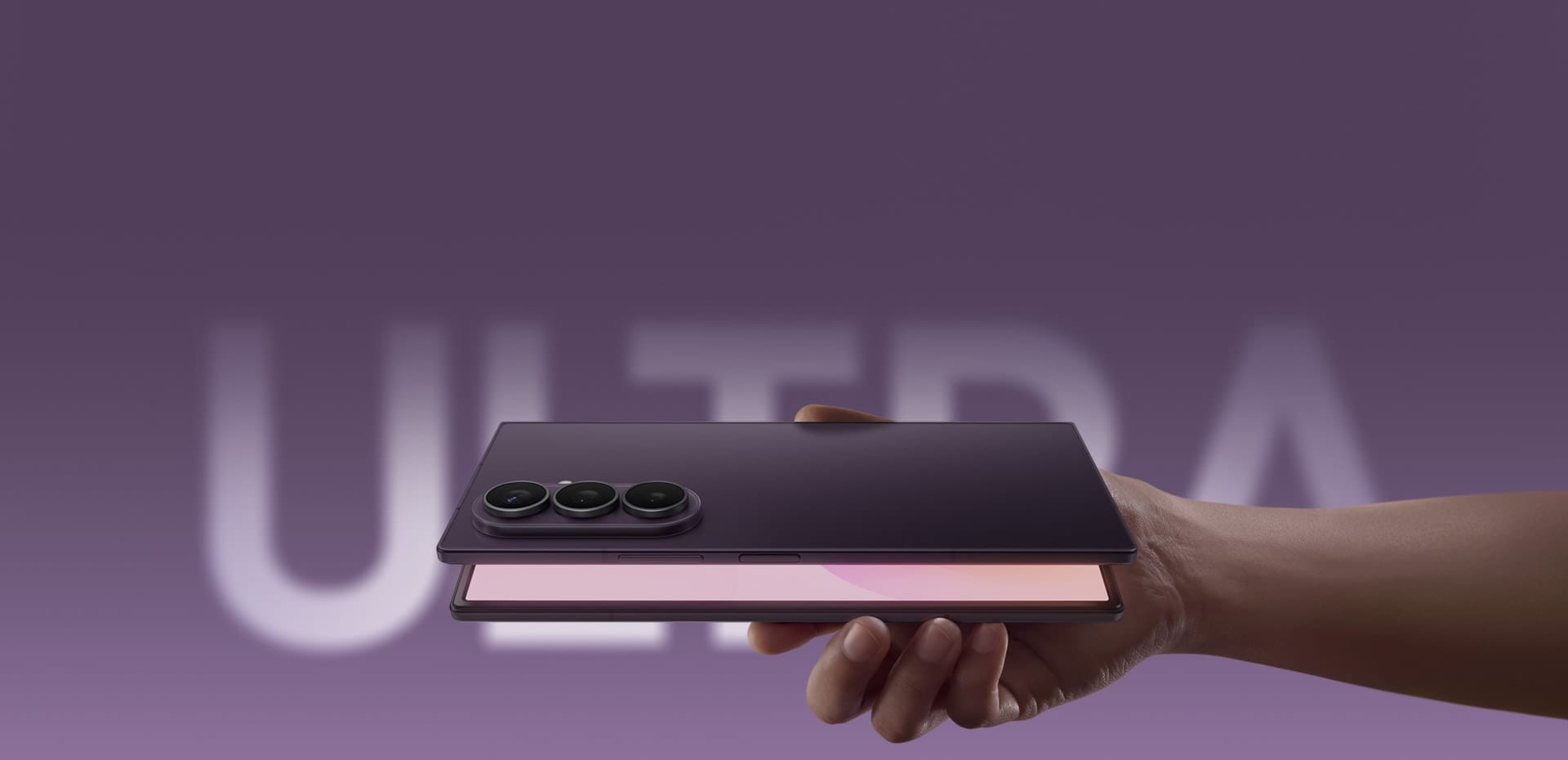 Galaxy Z Fold8 Ultra aperto, tenuto in mano, con il display principale acceso e il modulo fotocamera posteriore visibile