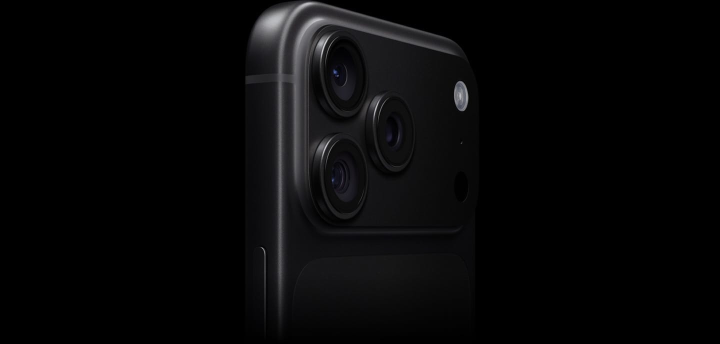 Primo piano del sistema di tre fotocamere posteriori di iPhone 18 Pro, nero