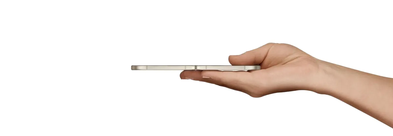 Il profilo sottile del Pixel 9 Pro Fold tenuto in mano