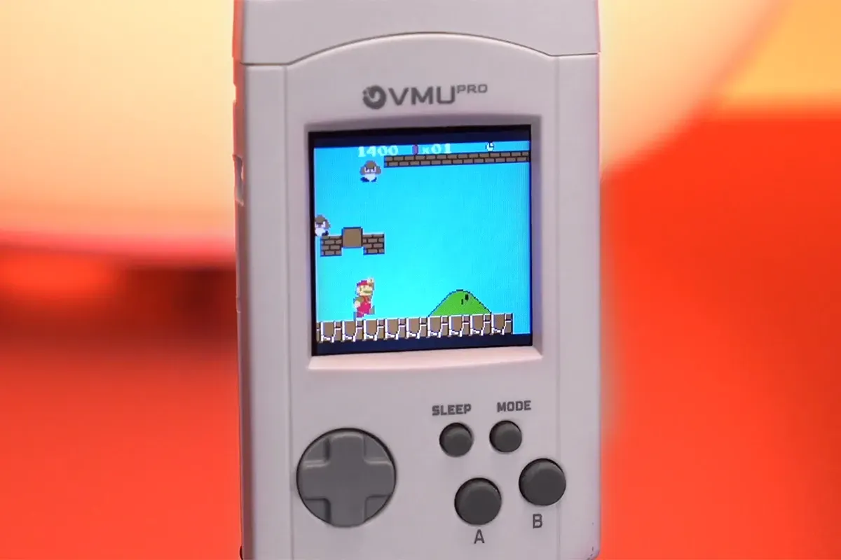 Il VMU Pro Reinventa la Memory Card del Dreamcast: Un Emulatore Portatile a Colori per Rivivere i Classici Retrò