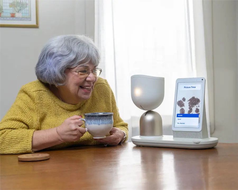 Recensione ElliQ: Il Robot di Compagnia AI Che Combatte la Solitudine negli Anziani