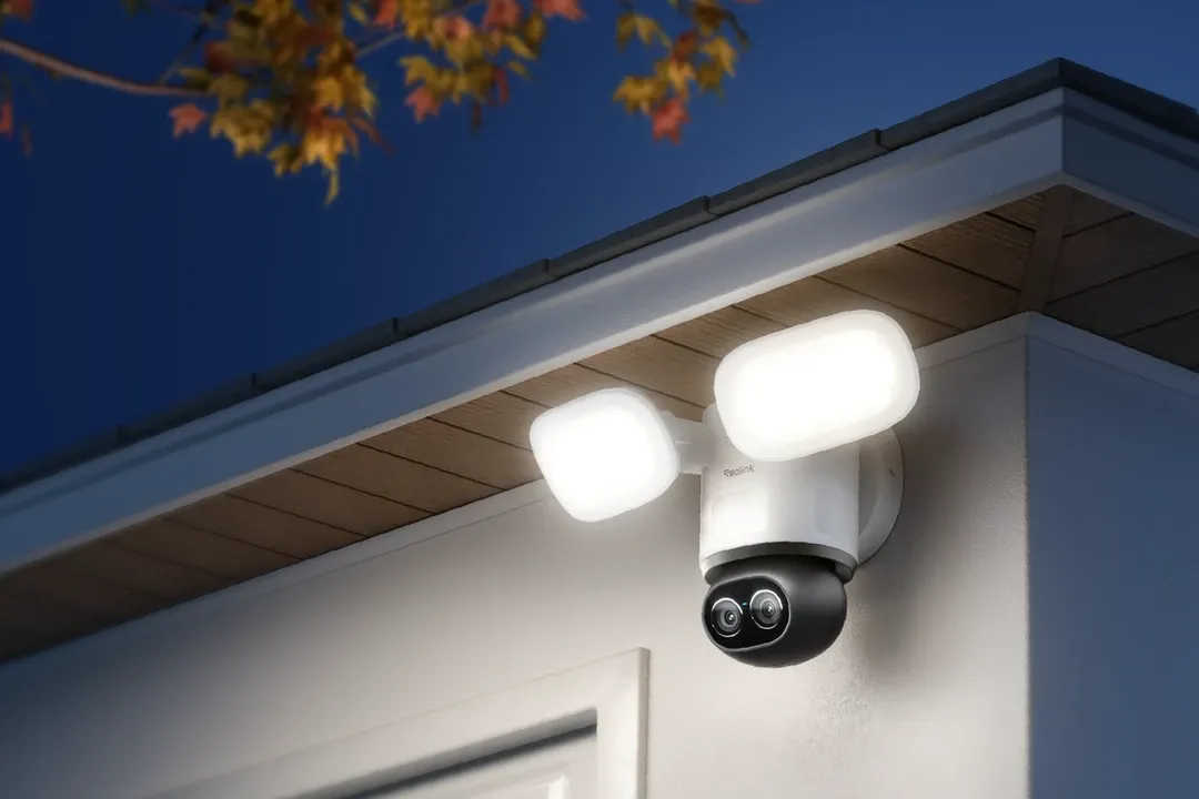 Reolink TrackFlex Floodlight WiFi: Sicurezza a 360° con Intelligenza Artificiale Integrata