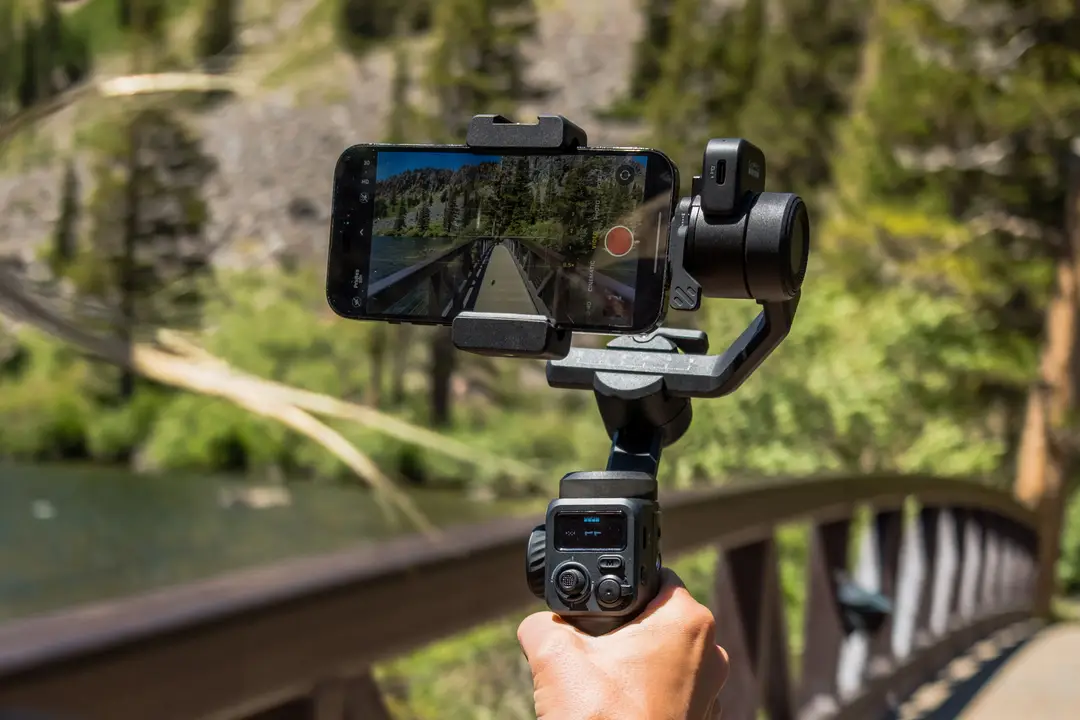 GoPro Presenta il Nuovo Gimbal AI Fluid Pro: Rivoluzione per Action Cam, Fotocamere Compatte e Smartphone