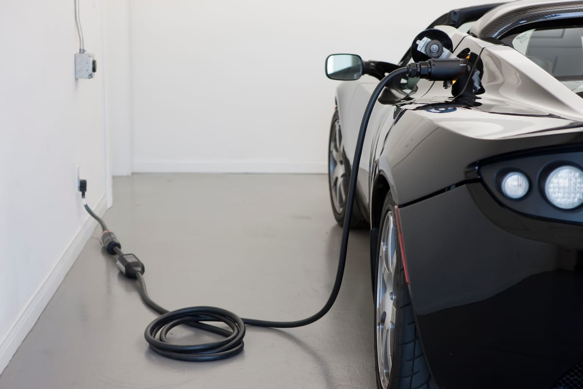 Tesla Roadster di seconda generazione: debutto finalmente in arrivo dopo quasi un decennio di attesa