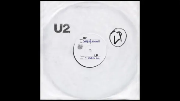 Un disco in vinile bianco con l’etichetta U2 Songs of Innocence