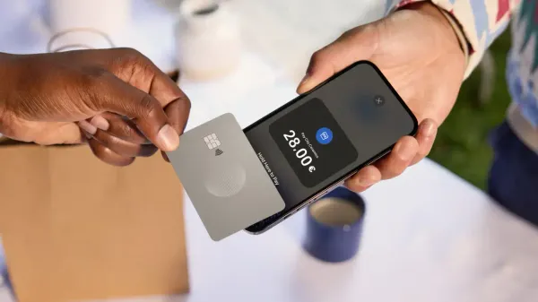 iPhone usato per accettare un pagamento contactless