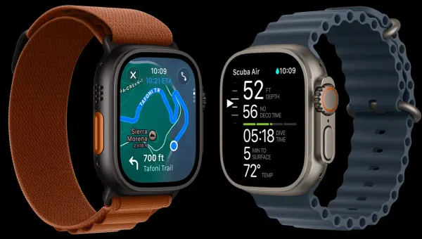 Un Apple Watch Ultra con cinturino Alpine arancione e un Apple Watch Ultra in modalità immersioni