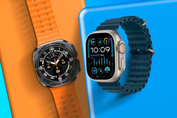 Due smartwatch rugged affiancati: a sinistra il Galaxy Watch Ultra con cassa scura e cinturino arancione, a destra l'Apple Watch Ultra in titanio con cinturino Ocean blu