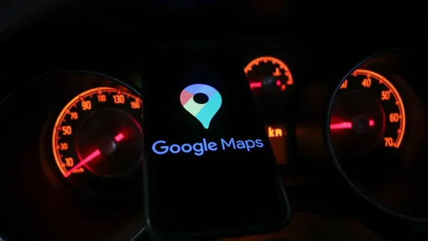 Logo Google Maps sovrapposto a un cruscotto con due quadranti tachimetrici illuminati