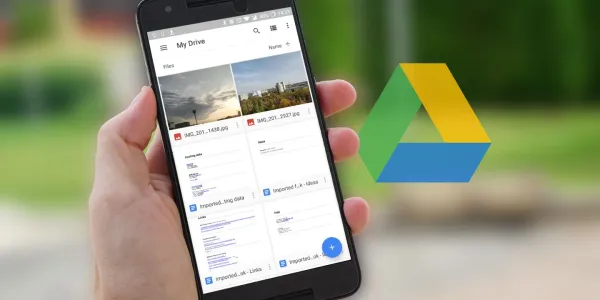 Smartphone con Google Drive aperto, che mostra l’elenco di file e cartelle nell’app.