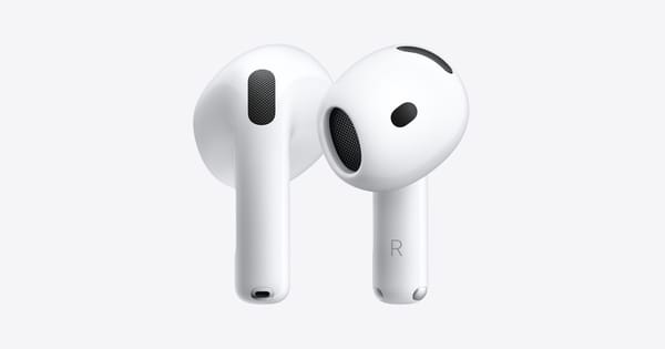 I due auricolari AirPods 5 di Apple su fondo bianco