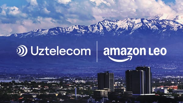 Loghi di Uztelecom e Amazon Leo su uno sfondo di montagne e città