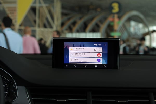 Schermo di infotainment di un’auto con l’interfaccia Android Auto attiva