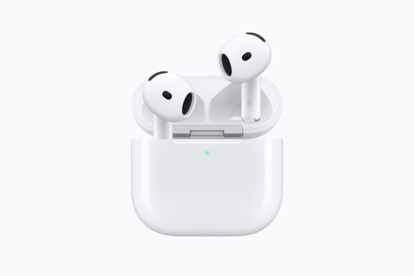 Gli AirPods 5 di Apple con la custodia di ricarica aperta