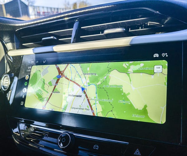 Schermo di infotainment di un'auto con una mappa di navigazione visualizzata