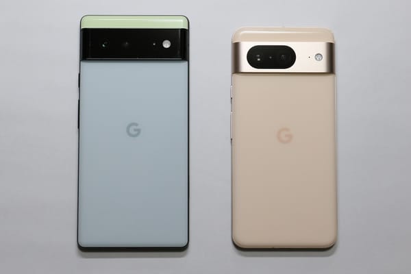 Due smartphone Google Pixel visti dal retro, con il caratteristico modulo fotografico a barra