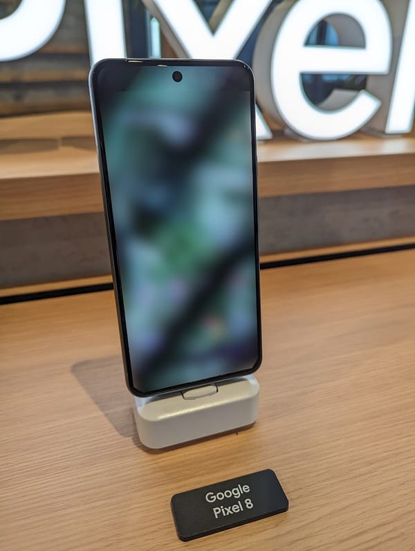 Google Pixel 8 esposto su un supporto in un punto vendita con il cartellino Google Pixel 8