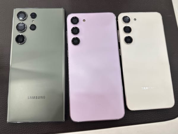 Tre smartphone Samsung Galaxy S23 visti dal retro, in verde, lilla e bianco