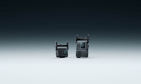 Ricetrasmettitori DJI SDR Transmission 2 con antenne e pannelli di controllo