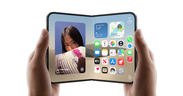Due mani tengono aperto l’iPhone Duo pieghevole con la schermata Home di iOS