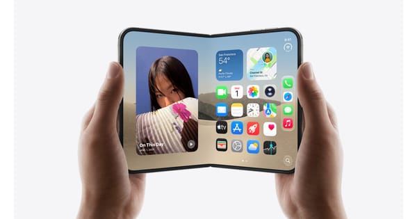 Due mani tengono aperto l’iPhone Duo con la schermata Home e l’app Foto