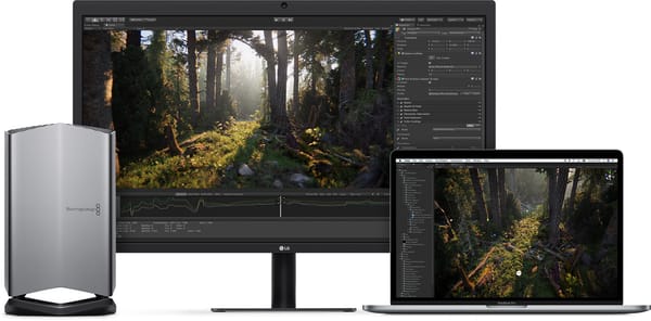 MacBook Pro collegato a un box grafico Blackmagic e a un monitor esterno
