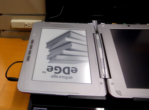 Dispositivo a doppio schermo con pannello E Ink che mostra la scritta entourage EDGE