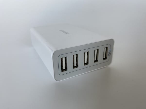 Caricabatterie Anker PowerPort con cinque porte USB su sfondo bianco