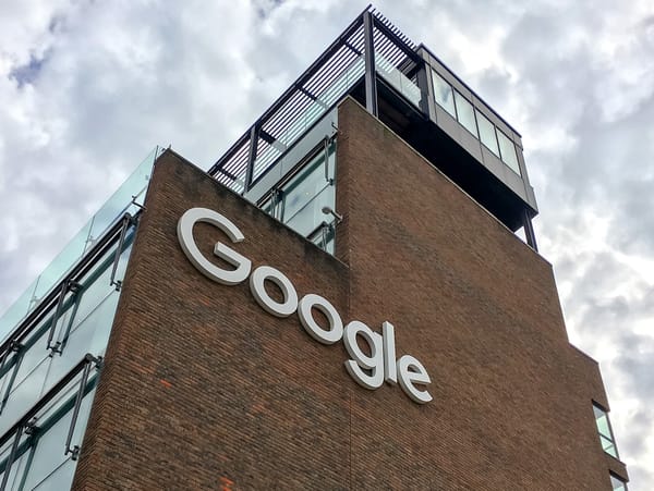 Il logo Google su un edificio in mattoni della sede irlandese