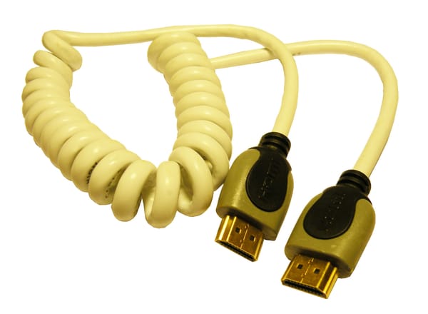 Cavo HDMI avvolto a spirale con connettori dorati su fondo bianco