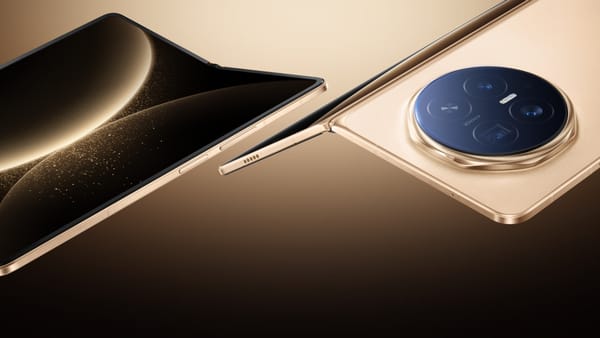Honor Magic V6 dorato mostrato aperto di profilo, con il modulo fotocamera circolare in evidenza