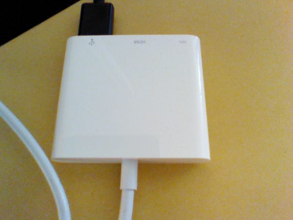 Adattatore multiporta USB-C con porta HDMI e porte USB collegato a dei cavi
